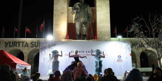 Didim Cumhuriyet Kent Meydanı’nda yılbaşı coşkusu her akşam devam ediyor