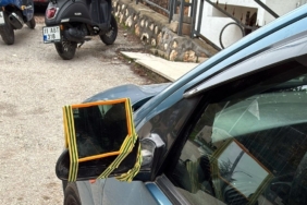 Dikiz aynası kırılan sürücü çareyi böyle buldu