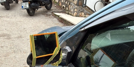 Dikiz aynası kırılan sürücü çareyi böyle buldu