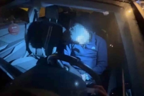 Direksiyon başında sızıp kaza yapan sürücü, 3 saatlik uğraş sonunda cam kırılarak uyandırdı