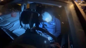 Direksiyon başında sızıp kaza yapan sürücü, 3 saatlik uğraş sonunda cam kırılarak uyandırdı