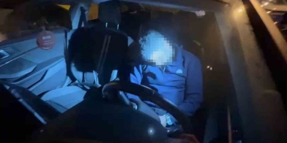 Direksiyon başında sızıp kaza yapan sürücü, 3 saatlik uğraş sonunda cam kırılarak uyandırdı