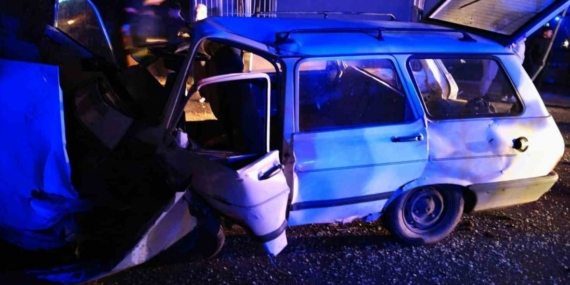 Direksiyon hakimiyeti kaybolan araç yoldan çıktı 4 yaralı