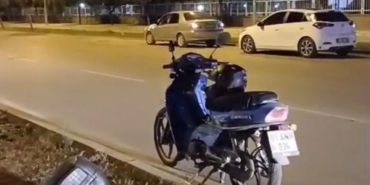Direksiyon hakimiyetini kaybedip refüje çarpan motosiklet sürücüsü öldü