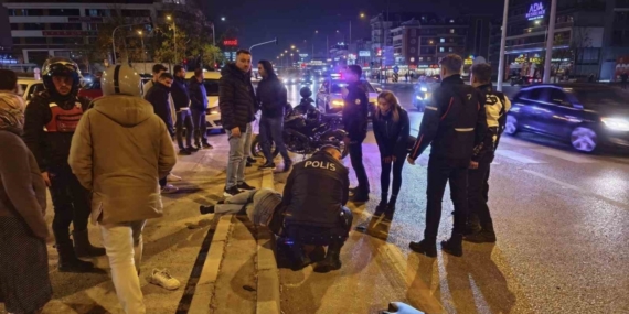 Direksiyon kontrolüne kaybeden motosiklet sürücüsü yön tabelasına çarptı; 2 yaralı