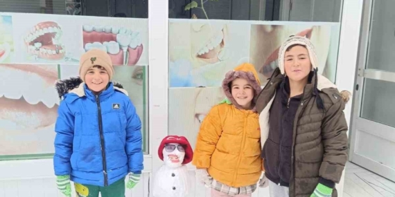 Diyadin’de çocuklar karın tadını kardan adam yaparak çıkardı