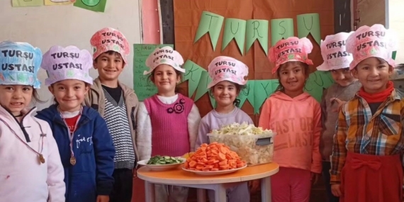 Diyadin’de minik ellerle turşu şenliği