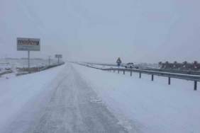 Diyarbakır - Siverek yolunda kar yağışı ulaşımı olumsuz etkiledi