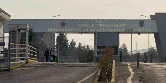 Diyarbakır’da 11’inci yargı paketi heyecanı: Aileler cezaevi önünde toplandı