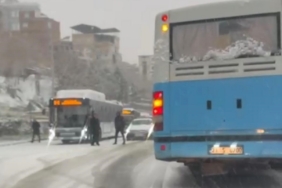 Diyarbakır’da kar bastırdı, şehir içi halk otobüsleri yollarda kaldı