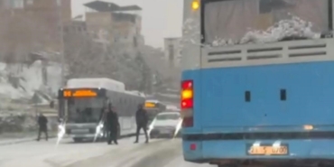 Diyarbakır’da kar bastırdı, şehir içi halk otobüsleri yollarda kaldı