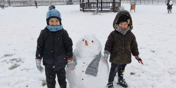 Diyarbakır’da kar sevinci: Çocuklar sokaklara koştu