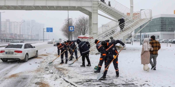 Diyarbakır’da kar ve buzlanmaya karşı 850 personel sahada çalışıyor