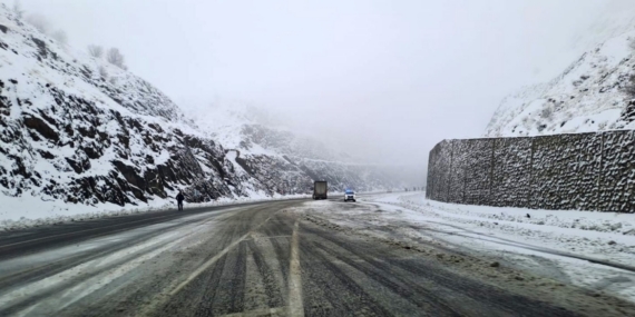 Diyarbakır’da kar yağışı etkili oldu, bazı araçlar yolda kaldı