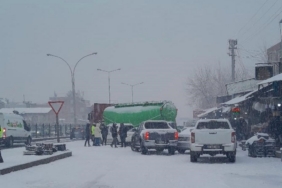 Diyarbakır’da kar yağışı nedeniyle 5 araç bir birine girdi