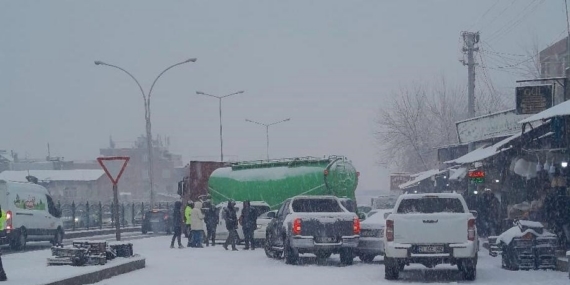 Diyarbakır’da kar yağışı nedeniyle 5 araç bir birine girdi