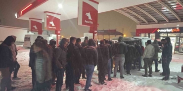 Diyarbakır’da karda mahsur kalanlara sıcak çorba desteği