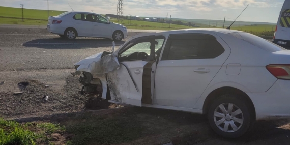Diyarbakır’da otomobil ile minibüs çarpıştı: 7 yaralı