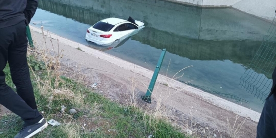 Diyarbakır’da otomobil su kanalına uçtu