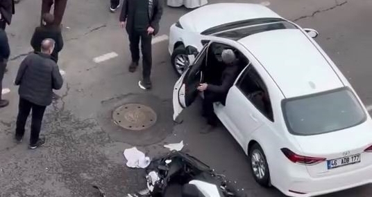 Diyarbakır’da otomobilin çarptığı motosikletli kurye yaralandı