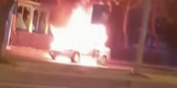 Diyarbakır’da seyir halindeki otomobil alev topuna döndü