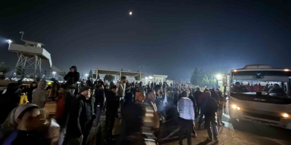 Diyarbakır’da tahliye olan tutuklular davul zurnayla karşılandı