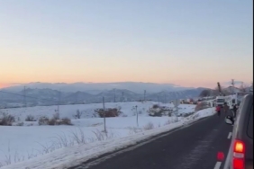 Diyarbakır’da tır devrildi, yol ulaşıma kapandı