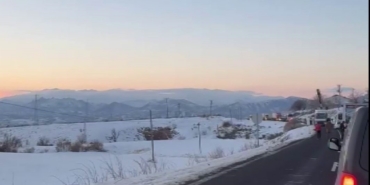 Diyarbakır’da tır devrildi, yol ulaşıma kapandı