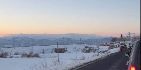 Diyarbakır’da tır devrildi, yol ulaşıma kapandı