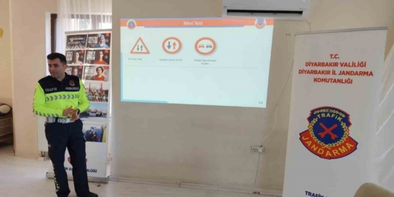 Diyarbakır’da trafik ekipleri emniyet kemeri takmanın önemini anlattı
