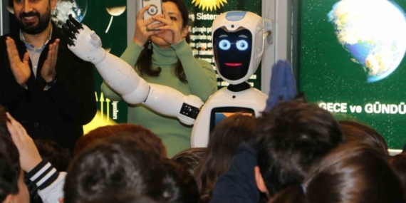 Diyarbakırlı öğrenciler atık malzemelerden robot yaptı