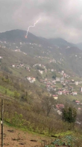 Doğu Karadeniz’de şimşekler cep telefonlarına yansıdı