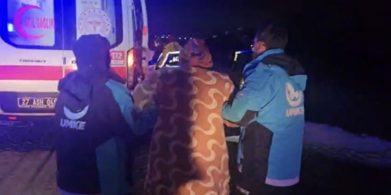 Doğum sancısı başlayan kadının imdadına karlı yolları aşan UMKE ekipleri yetişti