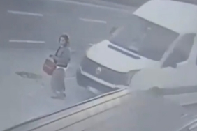 Dolmuş bekleyen kadın minibüsün altında böyle kaldı