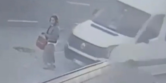 Dolmuş bekleyen kadın minibüsün altında böyle kaldı