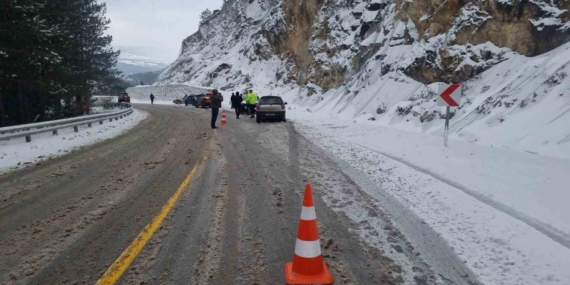 Domaniç-İnegöl karayolunda üç ayrı kaza: 5 araçta maddi hasar oluştu