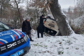 Domaniç’te gizli buzlanma kazaya sebep oldu, minibüs şarampole yuvarlandı