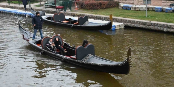 Dondurucu soğuklara rağmen gondol keyfi Eskişehir’in gezi rutininden çıkmadı