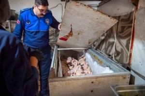 Dönerciden kurtlu salça ve turşu çıktı