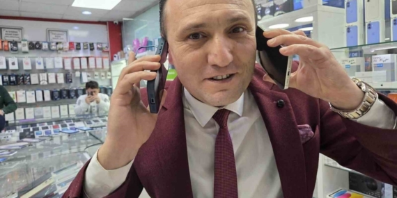 Döviz destesi masaya çıkınca telefoncu kendini tutamadı: Ağzı kulaklarına vardı