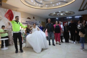 Down sendromlu Ezgi’nin düğün hayali gerçek oldu, mutluluğuna ortak olan polisler yürekleri ısıttı