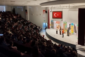 DPÜ Eğitim Fakültesi öğrencilerinden beğeni toplayan tiyatro gösterimi