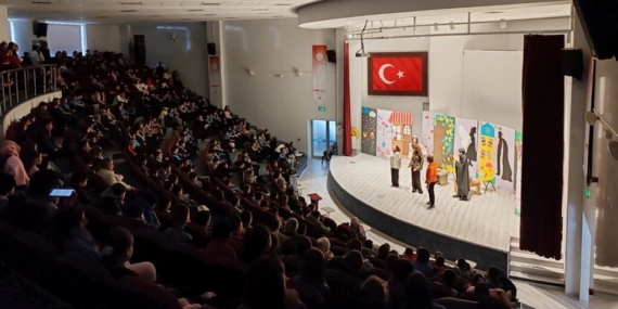 DPÜ Eğitim Fakültesi öğrencilerinden beğeni toplayan tiyatro gösterimi