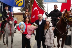 Dünya Boks Şampiyonu Turhan, memleketi Bayburt’ta davul zurnayla karşılandı