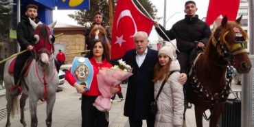 Dünya Boks Şampiyonu Turhan, memleketi Bayburt’ta davul zurnayla karşılandı