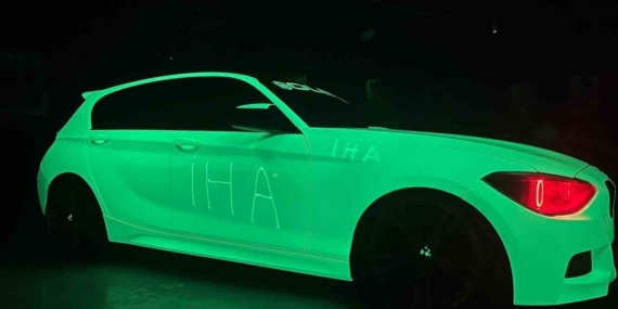 Dünyada eşi nadir olan araç gündüz beyaz, geceleri ise yeşil rengi ile parlıyor