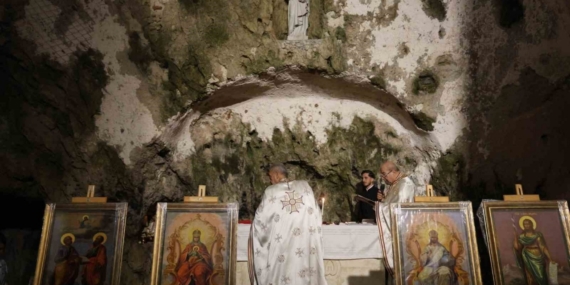 Dünya’nın ilk mağara kilisesinde Noel ayini