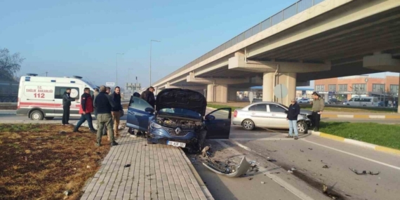 Dur levhasına uymadı, kavşakta kaza: 1 yaralı