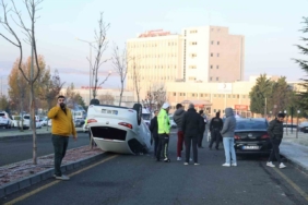 Duran araca çarpıp takla attı: 1 yaralı