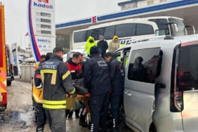 Duvara çarpan hafif ticari aracın sürücüsü yaralandı